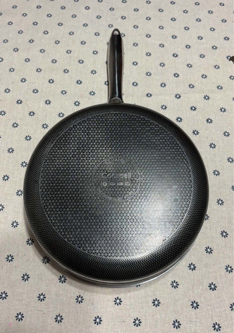 Cookcell Ceramic Non-Stick Frying Pan 10-Inch (Category: Cookware & Accessories) located in San Mateo. Submitted by kusinaninanan (Listing ID 1468022495, Image 2). Description: - Brand: Cookcell - Size: 10 inches across - Surface: Ceramic non-stick with honeycomb pattern inside and out - Handle: Securely attached stainless steel - Compatibility: Suitable for multiple stove types with bottom plate icons - Condition: Clean cooking surface, ready fo