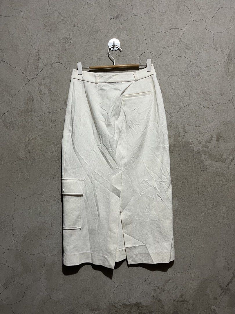 COS Cargo Midi skirt (Category: Luxury Apparel) located in Cagayan de Oro. Submitted by vintagevvvictim (Listing ID 1468053983, Image 3). Description: size 28.