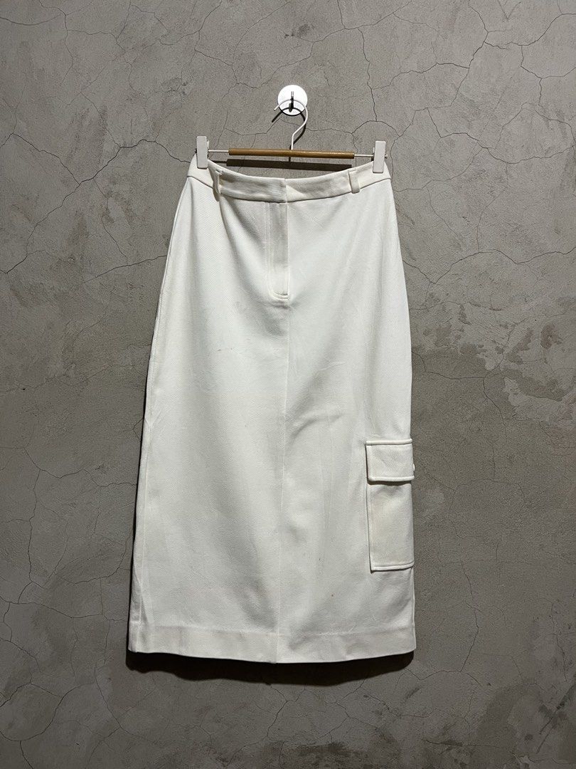 COS Cargo Midi skirt (Category: Luxury Apparel) located in Cagayan de Oro. Submitted by vintagevvvictim (Listing ID 1468053983, Image 1). Description: size 28.
