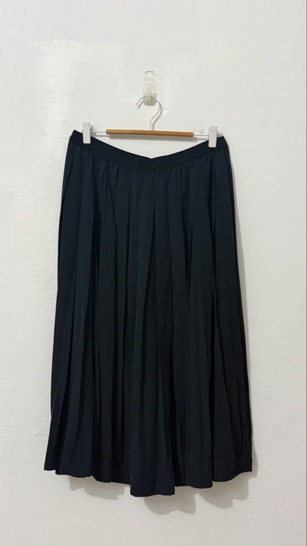 Cos Pleated Garterized Midi Skirt (Category: Skirts) located in Cordova. Submitted by thedecluterrer (Listing ID 1467848173, Image 3). Description: Waist 32-38 Length 31.