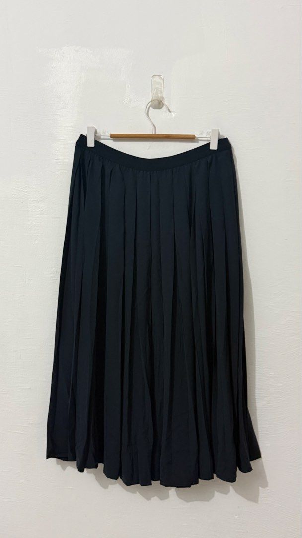 Cos Pleated Garterized Midi Skirt (Category: Skirts) located in Cordova. Submitted by thedecluterrer (Listing ID 1467848173, Image 2). Description: Waist 32-38 Length 31.