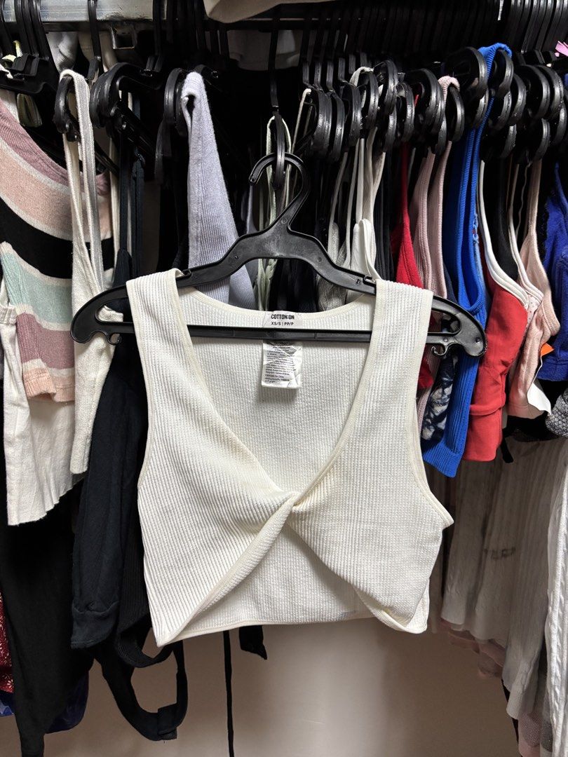 COTTON:ON sleeveless (Category: Sleeveless) located in Pila. Submitted by isabelasthriftclothes (Listing ID 1467969836, Image 1). Description: .