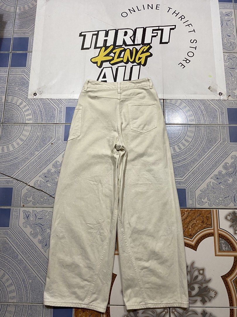 Cream Baggy Barrel Pants (Category: Jeans) located in Rosario. Submitted by thrift_king_ali (Listing ID 1467850897, Image 2). Description: Cream Barrel Dimes: W-28 L-40 Leg opening: 10.5 inches thigh: 12.5 inches no issue excellent condition 600+sf.