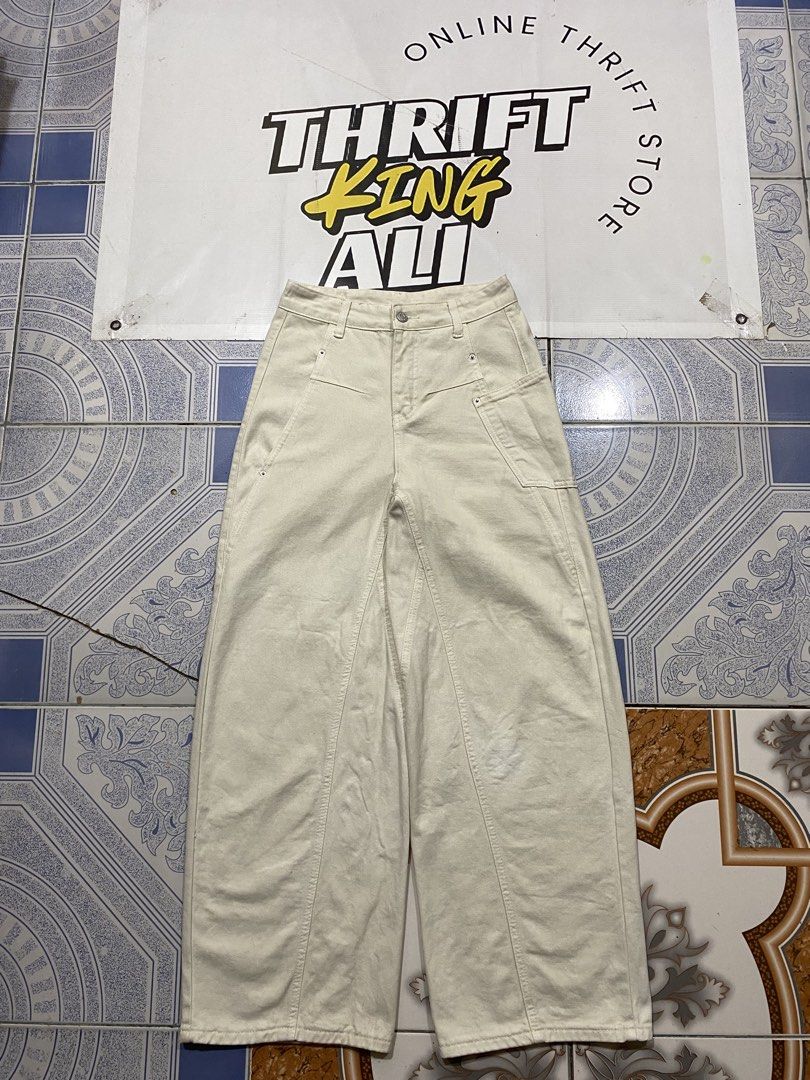 Cream Baggy Barrel Pants (Category: Jeans) located in Rosario. Submitted by thrift_king_ali (Listing ID 1467850897, Image 1). Description: Cream Barrel Dimes: W-28 L-40 Leg opening: 10.5 inches thigh: 12.5 inches no issue excellent condition 600+sf.