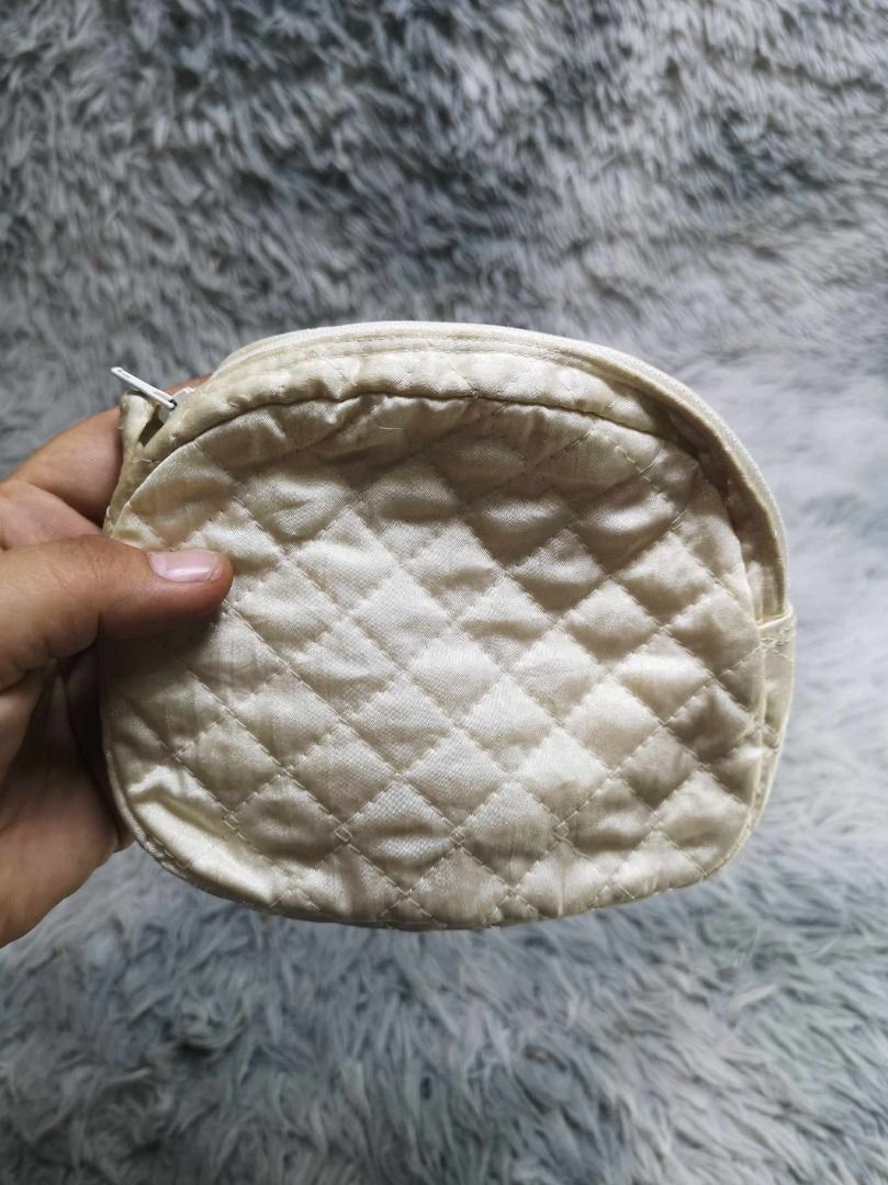 Cream Colored Soft Diamond Stitch Pouch (Category: Purses & Pouches) located in Santa Cruz. Submitted by jmy_surplus.2 (Listing ID 1467996491, Image 3). Description: Size ; L - 6 W - 6.5 Color ; Cream Type ; Pouch Brand ; No brand Material ; Satin Style ; Satin Quilted Zipper ClosurePouch LG 116 JMY 3 Batch #225.