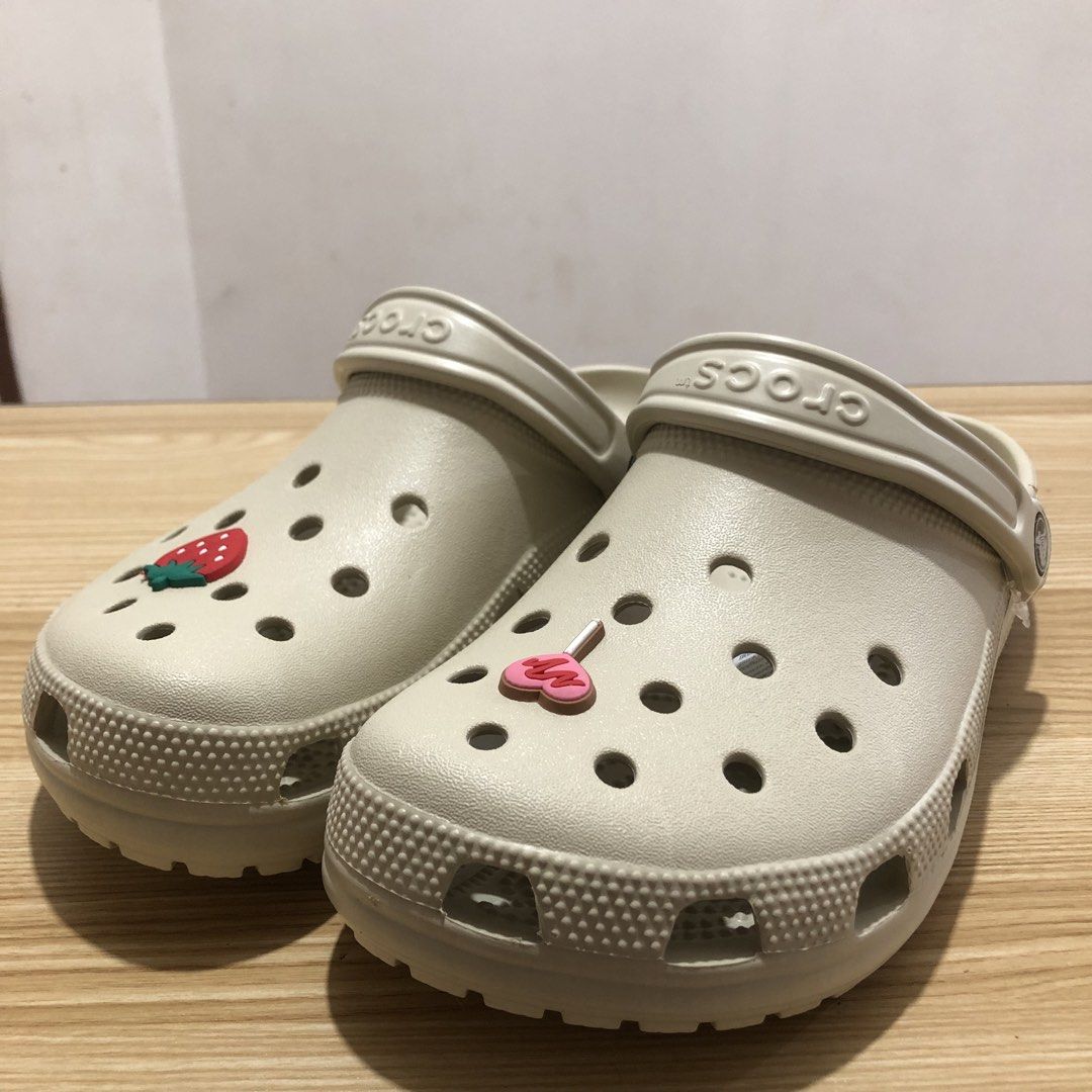 Crocs Classic (Category: Sneakers & Footwear) located in Villasis. Submitted by dechmilow (Listing ID 1468023280, Image 3). Description: Brand New Crocs Classic — Bone White 🤍 ✅ 100% Authentic with tags ✅ Size: US M7 / W9 | EUR 39–40 ✅ Cute strawberry & lollipop charms included 🍓🍭 ✅ Complete with original Crocs plastic bag + eco bag 🛍️ 💰 Price: ₱950.