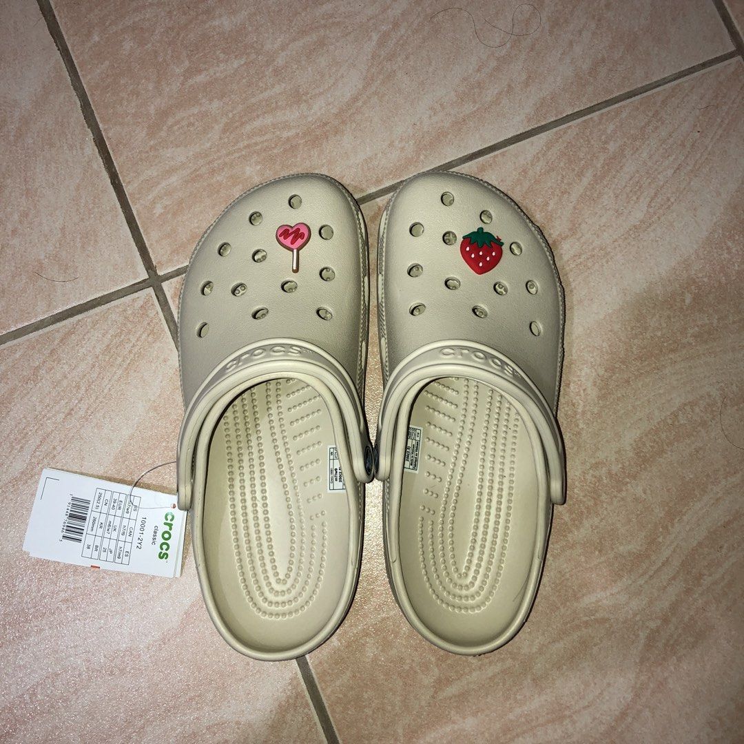 Crocs Classic (Category: Sneakers & Footwear) located in Villasis. Submitted by dechmilow (Listing ID 1468023280, Image 2). Description: Brand New Crocs Classic — Bone White 🤍 ✅ 100% Authentic with tags ✅ Size: US M7 / W9 | EUR 39–40 ✅ Cute strawberry & lollipop charms included 🍓🍭 ✅ Complete with original Crocs plastic bag + eco bag 🛍️ 💰 Price: ₱950.