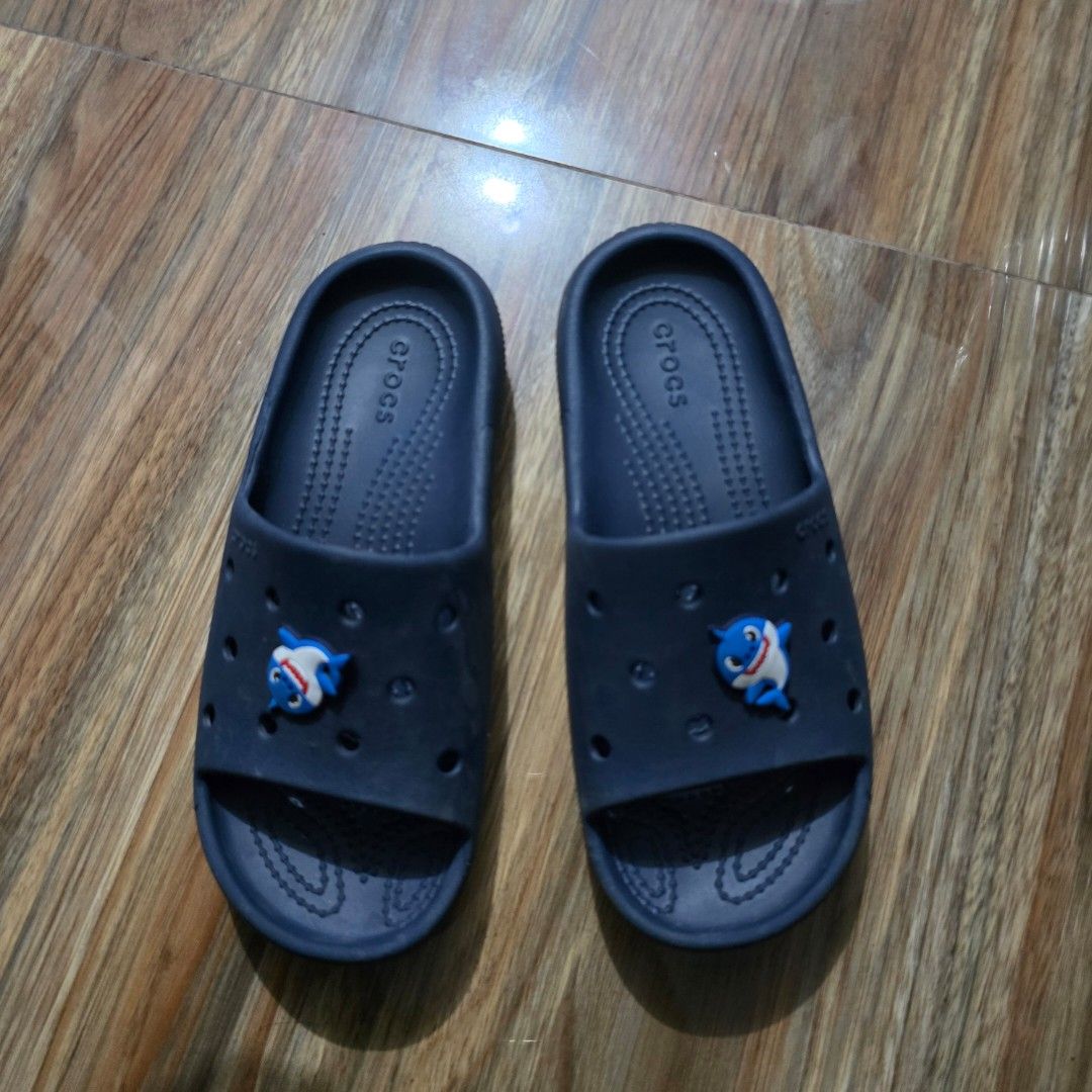 Crocs Classic Slide V2 in Navy Blue (Category: Slippers & Slides) located in Batangas. Submitted by racloset16 (Listing ID 1467984935, Image 3). Description: size Mens3/Womens5 Authentic not Class A bought in Crocs official store used in good condition.