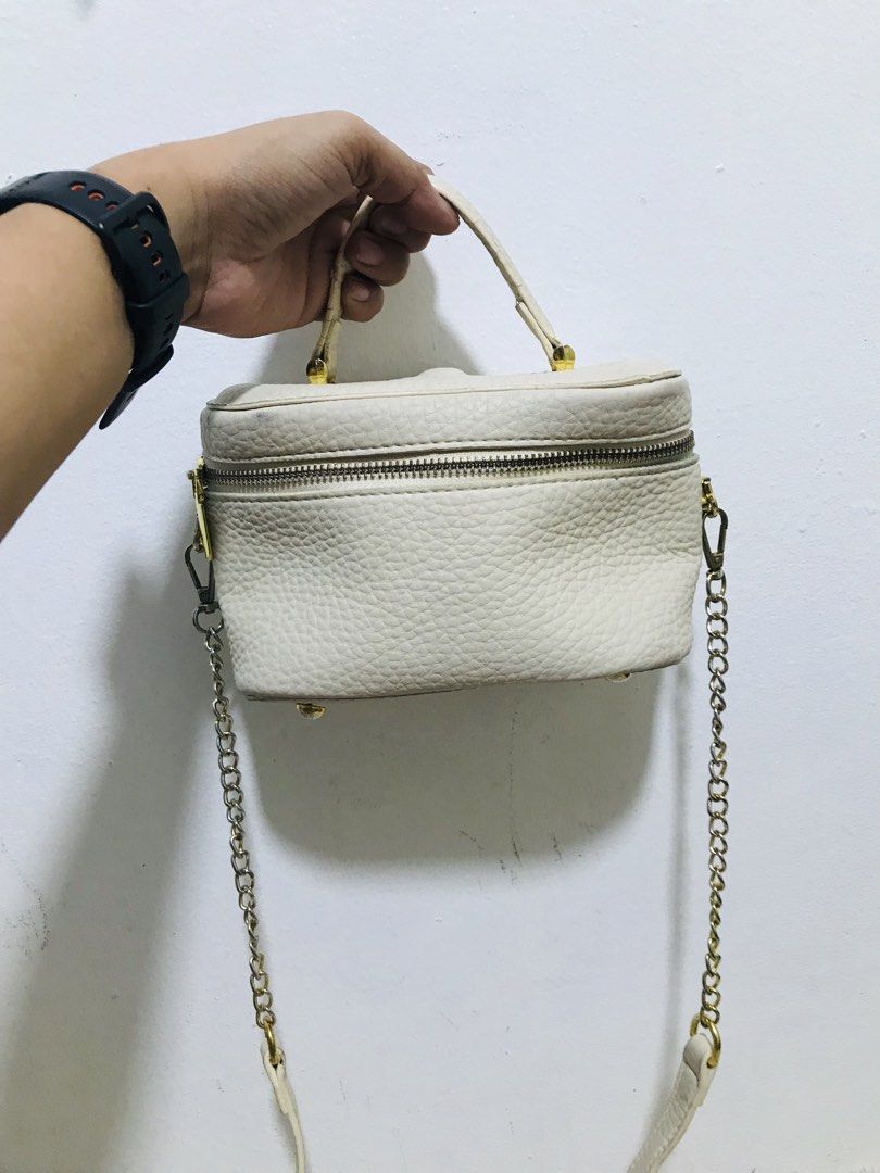 CUTE BUCKET SLING BAG (Category: Cross-body Bags) located in Gamu. Submitted by 2022bagsbunny (Listing ID 1468009457, Image 1). Description: .