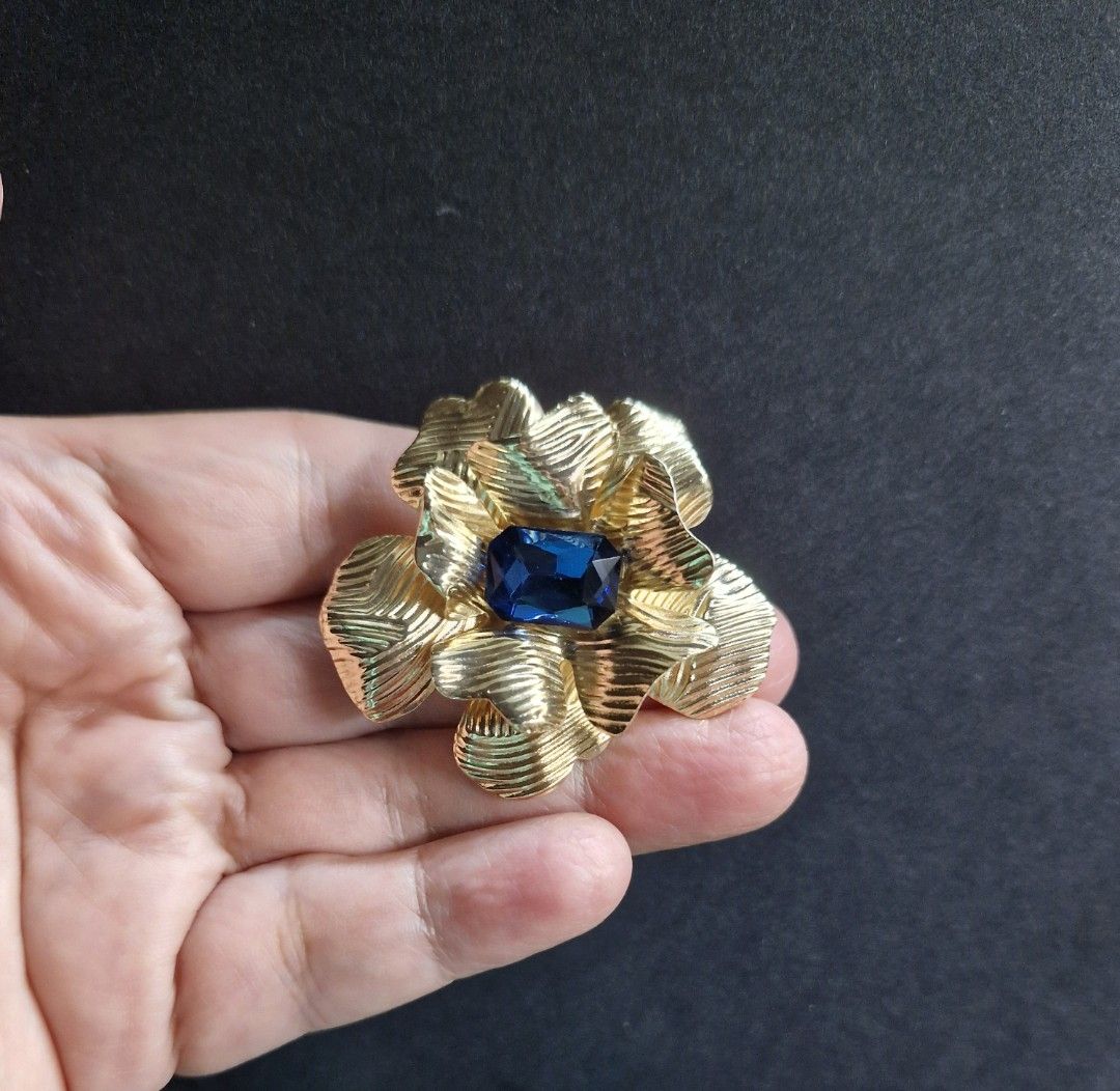 Daffodil Brooch (Category: Brooches) located in Taguig. Submitted by mommaschoice (Listing ID 1467940765, Image 2). Description: Brand new Unisex use Gold-Tone finish Adorned w/ Blue rhinestone Uniquely crafted design Ships nationwide.