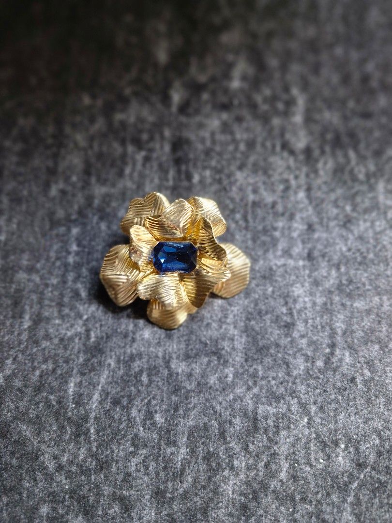 Daffodil Brooch (Category: Brooches) located in Taguig. Submitted by mommaschoice (Listing ID 1467940765, Image 1). Description: Brand new Unisex use Gold-Tone finish Adorned w/ Blue rhinestone Uniquely crafted design Ships nationwide.