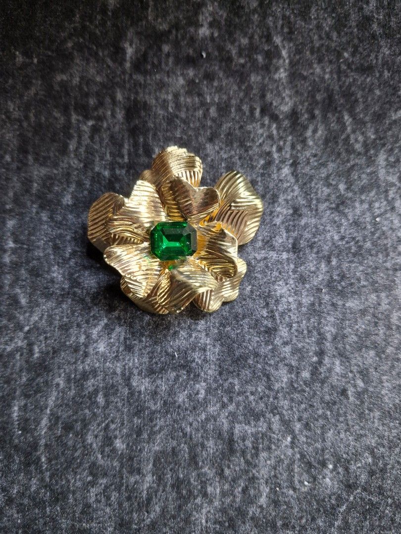 Daffodil Brooch 2 (Category: Brooches) located in Taguig. Submitted by mommaschoice (Listing ID 1467944007, Image 1). Description: Brand New Lightweight won't damage the fabric Adorned w/green rhinestone Perfect for suits and party dresses Ships nationwide.