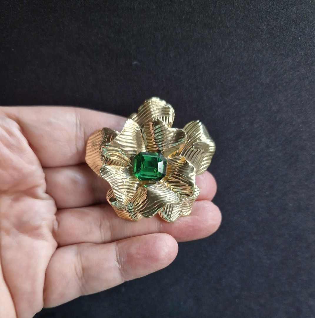 Daffodil Brooch 2 (Category: Brooches) located in Taguig. Submitted by mommaschoice (Listing ID 1467944007, Image 2). Description: Brand New Lightweight won't damage the fabric Adorned w/green rhinestone Perfect for suits and party dresses Ships nationwide.