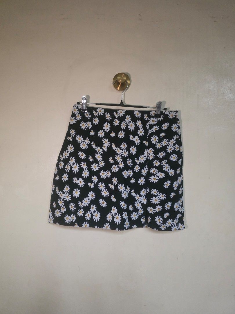 Daisy Floral Skorr (Category: Skirts) located in Manila. Submitted by dcory (Listing ID 1468040716, Image 1). Description: Measurements Waist: 13 inches Length: 14.5 inches.