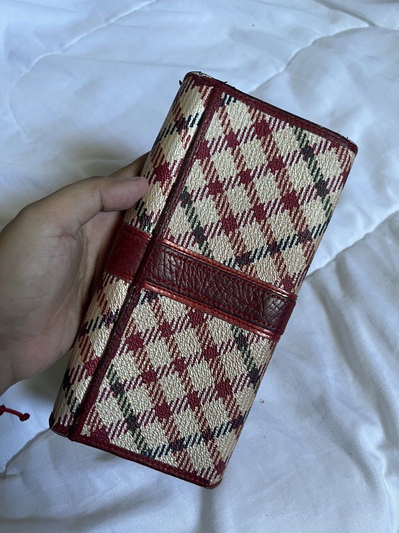 Daks Red Long Wallet (Category: Wallets & Card holders) located in Bongabon. Submitted by daniii.v (Listing ID 1467871387, Image 3). Description: No last price All details posted.