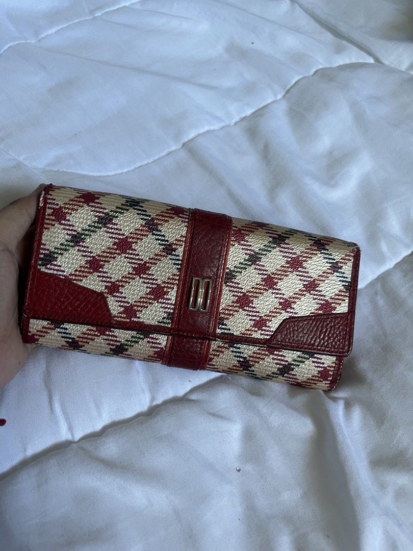 Daks Red Long Wallet (Category: Wallets & Card holders) located in Bongabon. Submitted by daniii.v (Listing ID 1467871387, Image 1). Description: No last price All details posted.