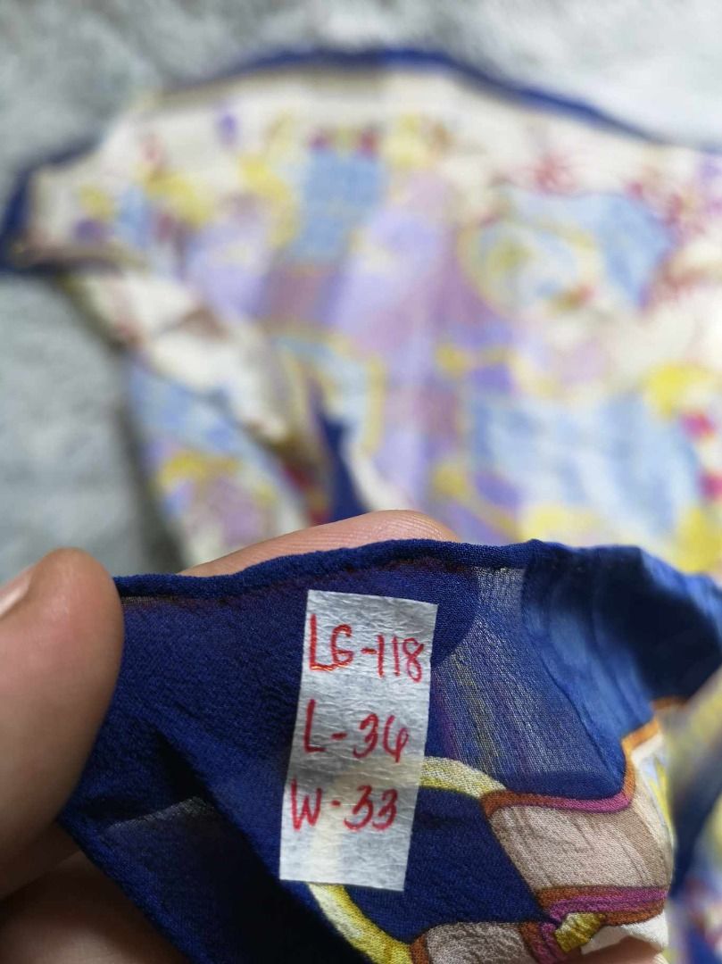 Dark Blue Boarder Square Fabric Scarf (Category: Scarves) located in Santa Cruz. Submitted by jmy_surplus.2 (Listing ID 1467969585, Image 3). Description: Size ; L- 36 W - 33 Color ; Colorful Type ; Scarf Brand ; No brand Material ; Silk Style ; Floral pattern Square Scarf LG 118 JMY 3 Batch #225.