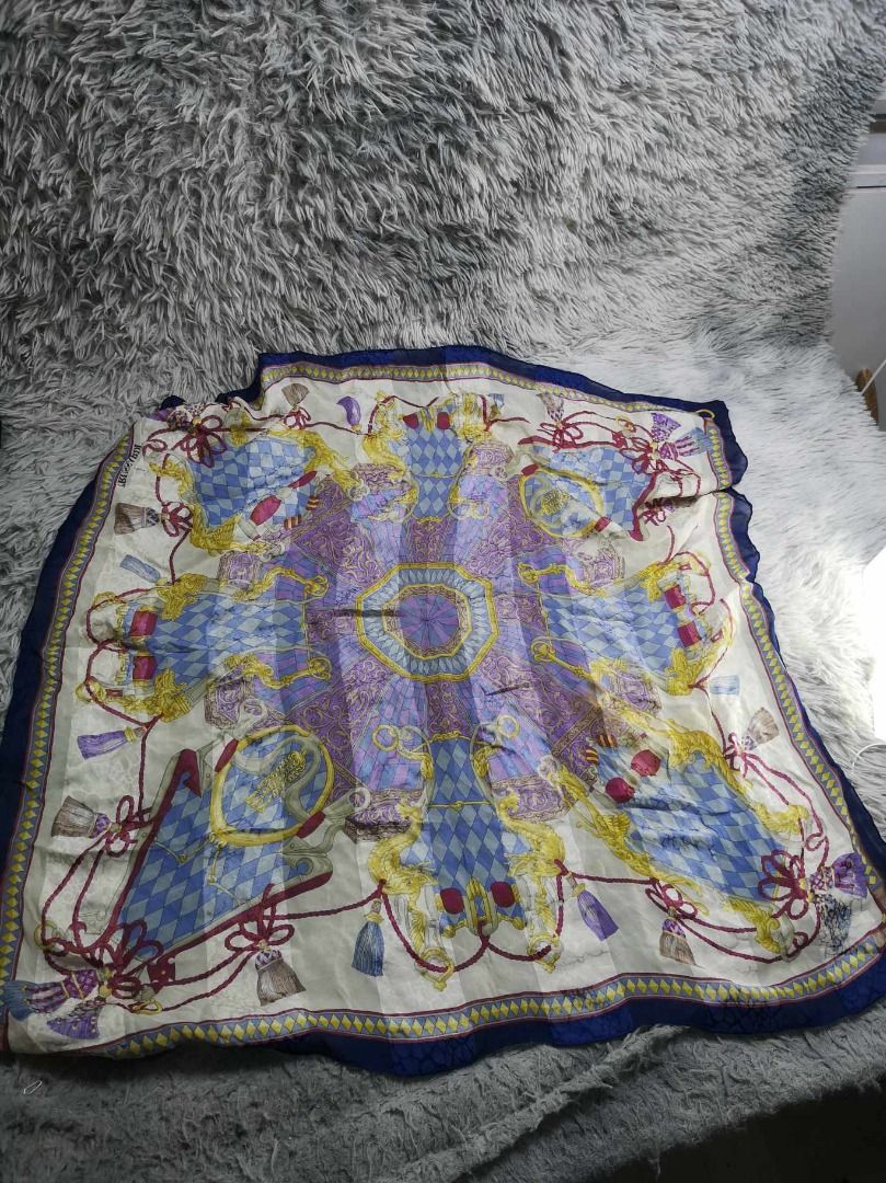 Dark Blue Boarder Square Fabric Scarf (Category: Scarves) located in Santa Cruz. Submitted by jmy_surplus.2 (Listing ID 1467969585, Image 1). Description: Size ; L- 36 W - 33 Color ; Colorful Type ; Scarf Brand ; No brand Material ; Silk Style ; Floral pattern Square Scarf LG 118 JMY 3 Batch #225.