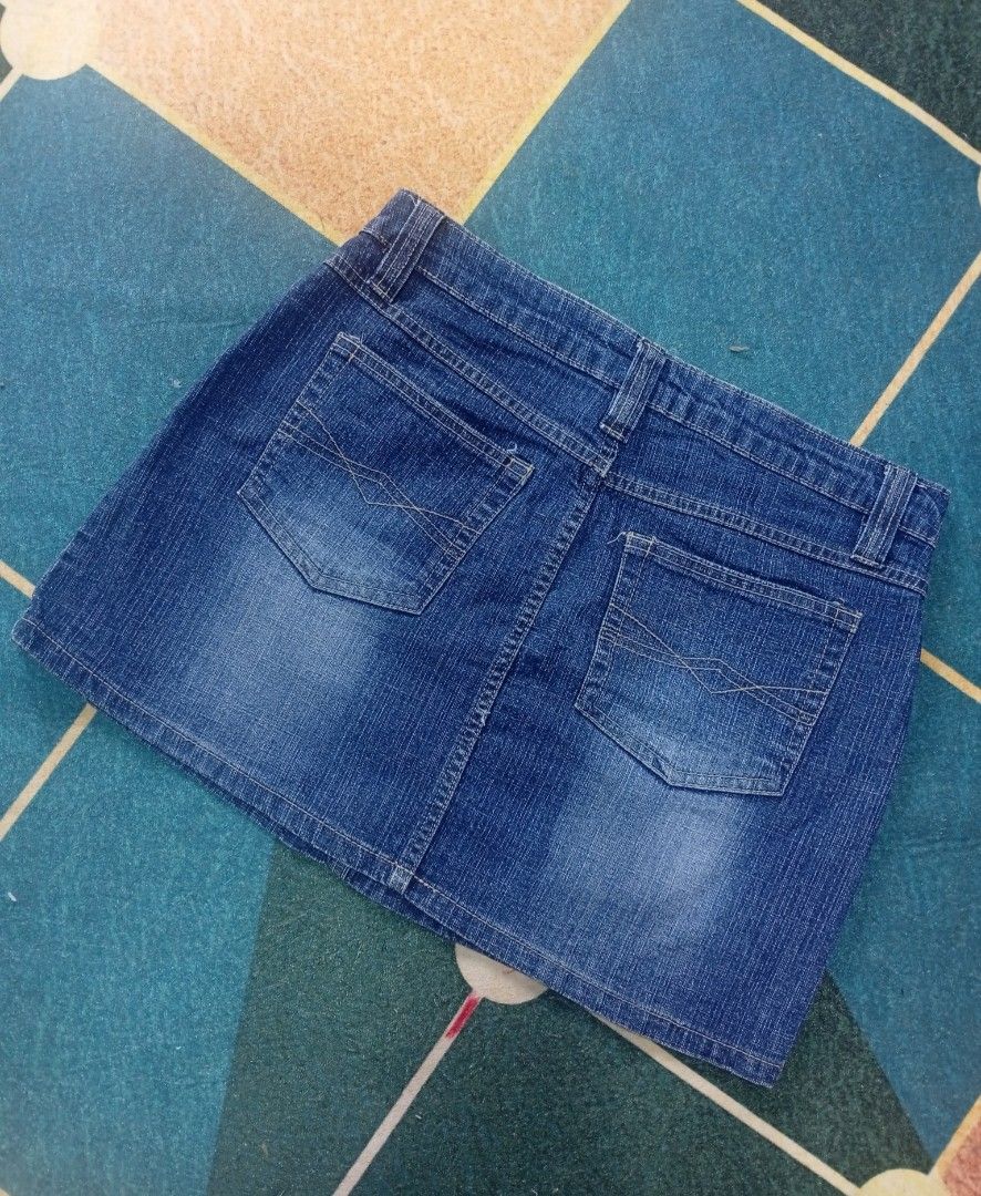 DARK BLUE DENIM MINI SKIRT (Category: Skirts) located in Santa Maria. Submitted by itsmacmacky (Listing ID 1468004950, Image 2). Description: DARK BLUE DENIM MINI SKIRT Brand: No Boundaries Size: Juniors 5 (32) Material: 85% Cotton, 12% Polyester, 3% Spandex Style: Y2K / Casual / Vintage / Streetwear Design: Dark blue denim mini skirt with a faded wash, classic 5-pocket design, belt loops, button closure, and contrast stitching. Stretch denim for