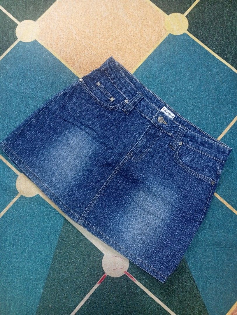 DARK BLUE DENIM MINI SKIRT (Category: Skirts) located in Santa Maria. Submitted by itsmacmacky (Listing ID 1468004950, Image 1). Description: DARK BLUE DENIM MINI SKIRT Brand: No Boundaries Size: Juniors 5 (32) Material: 85% Cotton, 12% Polyester, 3% Spandex Style: Y2K / Casual / Vintage / Streetwear Design: Dark blue denim mini skirt with a faded wash, classic 5-pocket design, belt loops, button closure, and contrast stitching. Stretch denim for