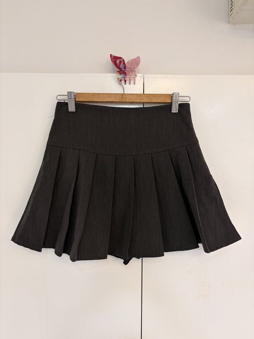 Dark Grey Pleated Mini Skort (Category: Skirts) located in Quezon City. Submitted by prelovedbynxkole (Listing ID 1467880459, Image 1). Description: - Color: Dark grey - Fit: High-waist with structured pleats - Feature: Built-in shorts underneath (skirt look, shorts comfort) - Condition: Worn once for a mirror selfie, practically new - Styling: Pairs easily with basic tanks or tees ALL CLOTHES NEED TO BE WASHED & IRONED AS THEY HAVE BEEN SITTING 