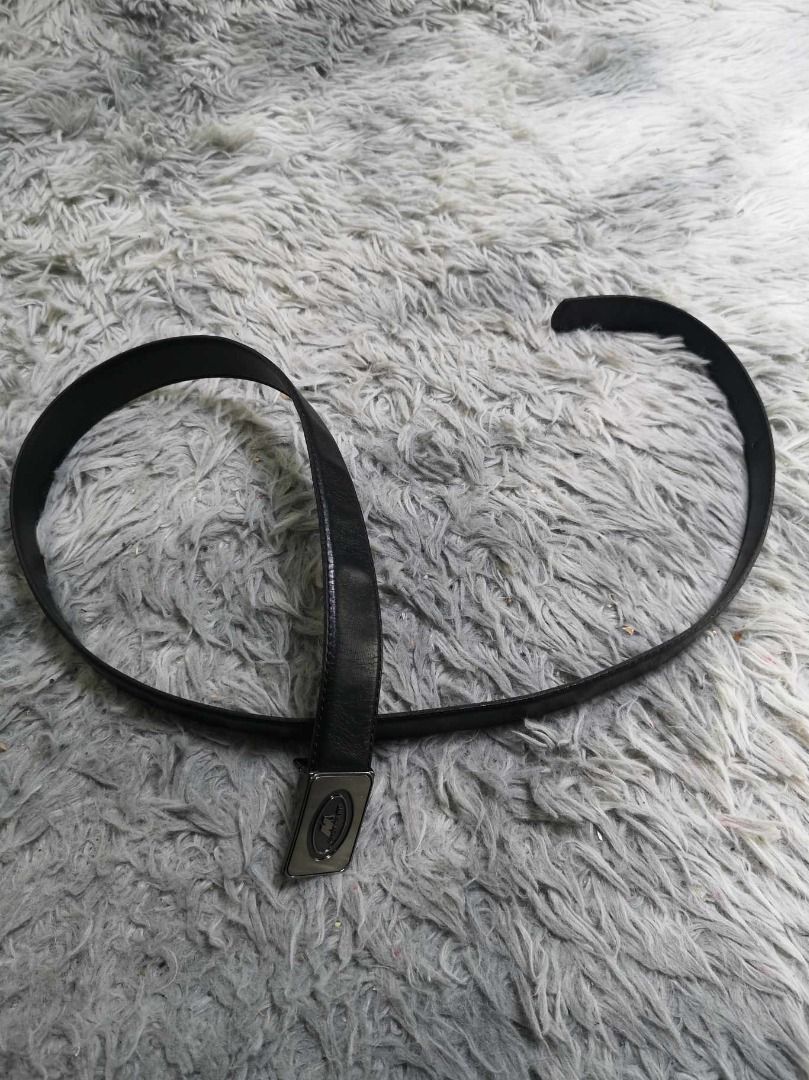 Dark Metallic Buckle Classic Black Leather belt (Category: Belts) located in Santa Cruz. Submitted by jmy_surplus.2 (Listing ID 1467968004, Image 1). Description: Size ; L - 40.4 W - 1.4 Color ; Black Type ; Belt Brand ; No brand Material ; Leather Style ; Leather With Metallic buckle Belt LG 118 JMY 3 Batch #225.