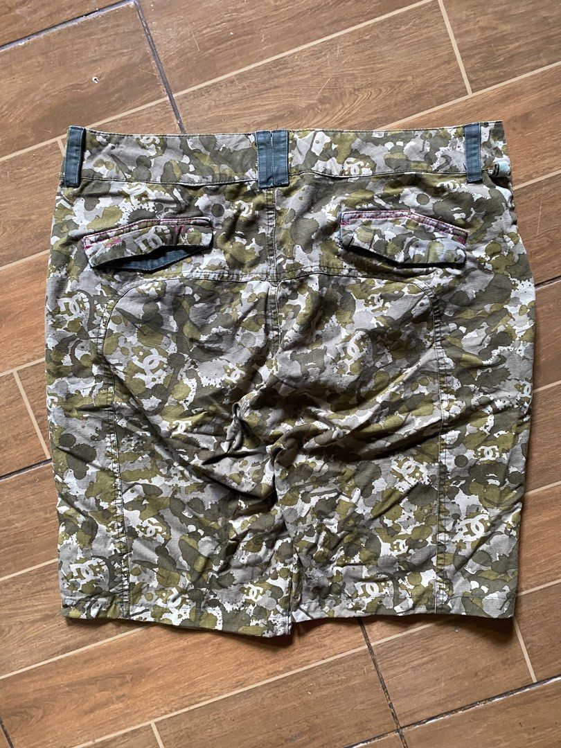 DC Shoes Camo Cargo Shorts (Category: Shorts) located in Talisay. Submitted by rjthriftfinds (Listing ID 1467880182, Image 2). Description: - Brand: DC - Style: Camo shorts / Skater style - Print: All-over camouflage - Material: Heavy-duty fabric - Features: Multiple front and back pockets, button closure, belt loops - Condition: Minor signs of wear.