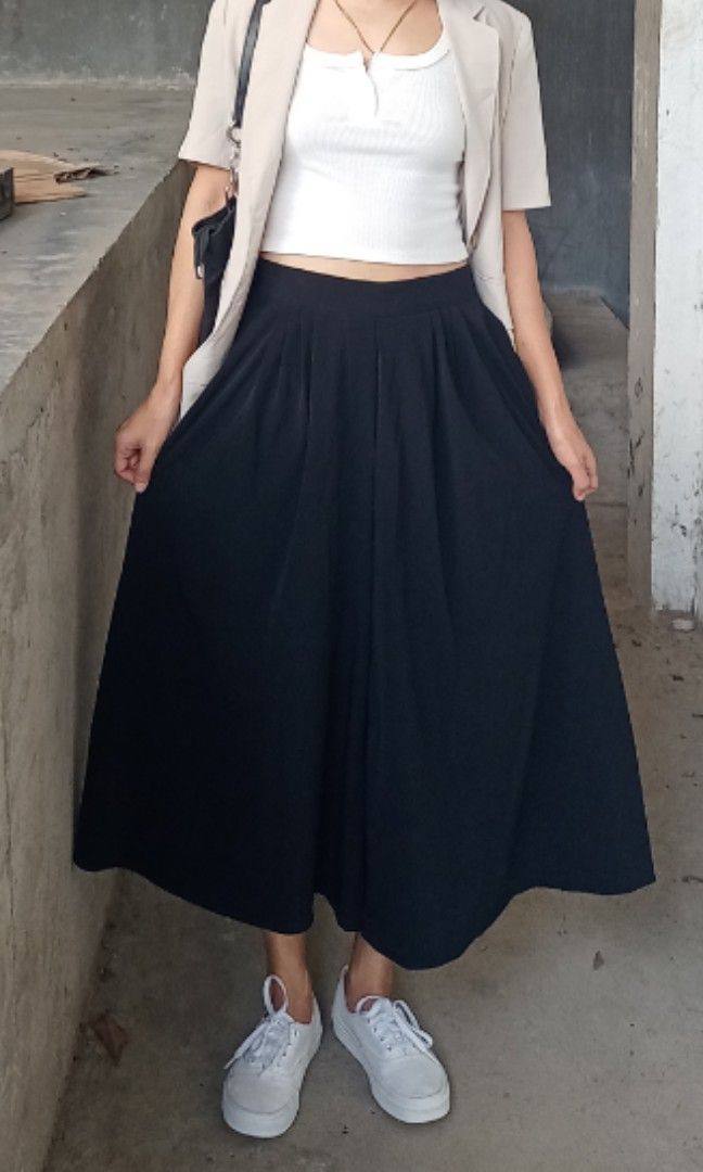 Deep black flowy wide squarepants (Category: Other Bottoms) located in Davao. Submitted by kannikasok1987 (Listing ID 1467864150, Image 2). Description: Wd side pocket Waist 28-32 (garterize) L 32 good as new.