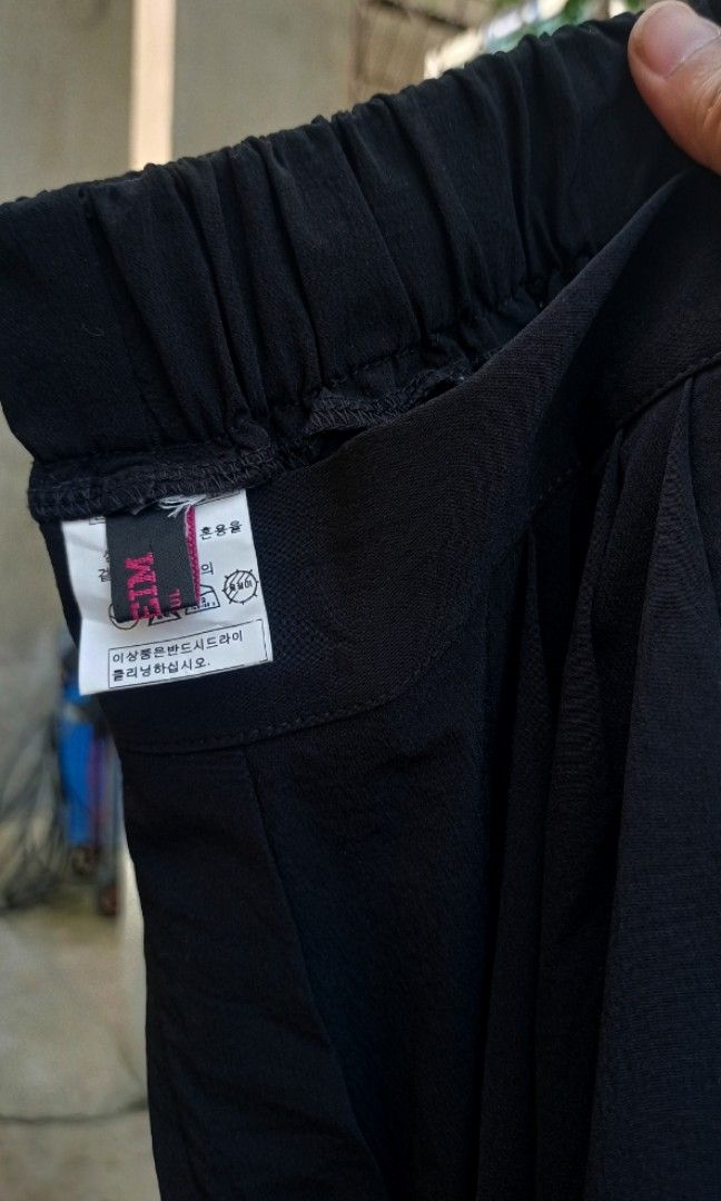 Deep black flowy wide squarepants (Category: Other Bottoms) located in Davao. Submitted by kannikasok1987 (Listing ID 1467864150, Image 3). Description: Wd side pocket Waist 28-32 (garterize) L 32 good as new.