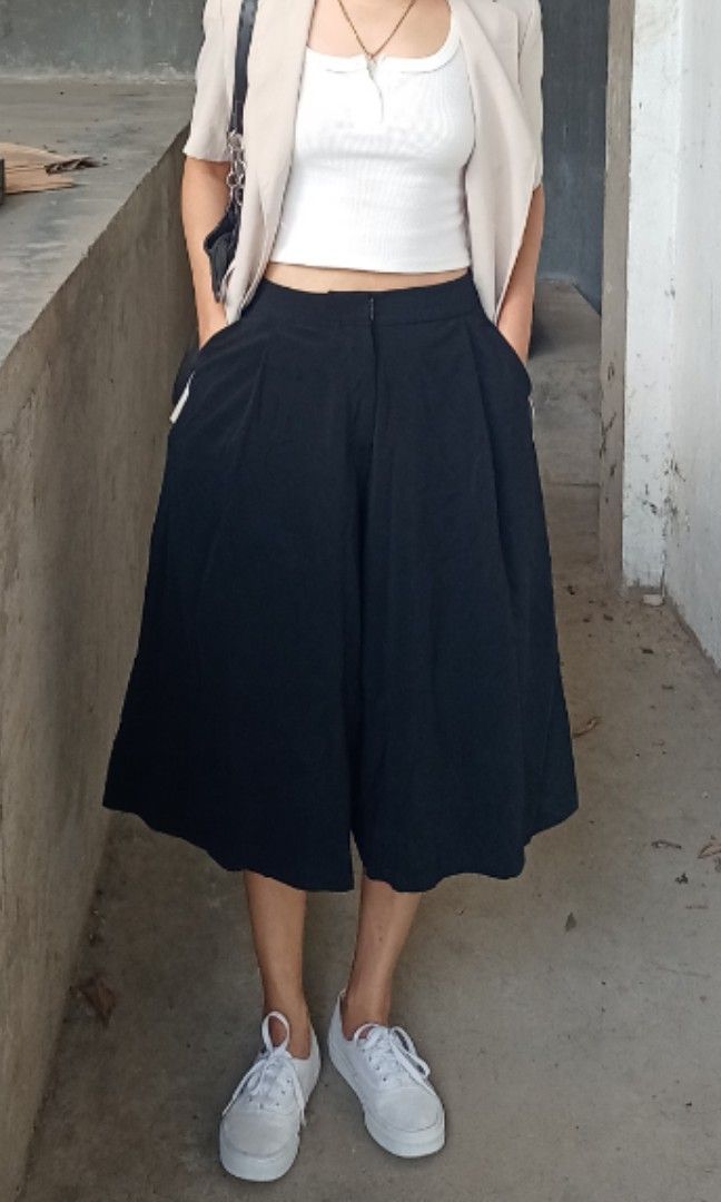 Deep black wide squarepants (Category: Other Bottoms) located in Davao. Submitted by kannikasok1987 (Listing ID 1467863707, Image 2). Description: Wd side pocket Waist 27-29 (garterize) L 28 good as new.