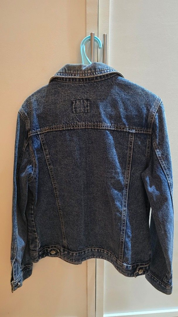 Denim Jacket (Category: Coats, Jackets and Outerwear) located in Cebu City. Submitted by kitty_12345_ (Listing ID 1468006258, Image 2). Description: - Brand: Mengya - Style: Classic blue wash denim jacket with stylish topstitching - Size: XXL - Condition: Sturdy denim fabric; note a minor yellow discoloration spot near the collar area, di na kasi naka use, naka stock nalang sa cabinet MOP: gcash, mari, maya, gotyme MOD: lbc or maxim (cebu area).