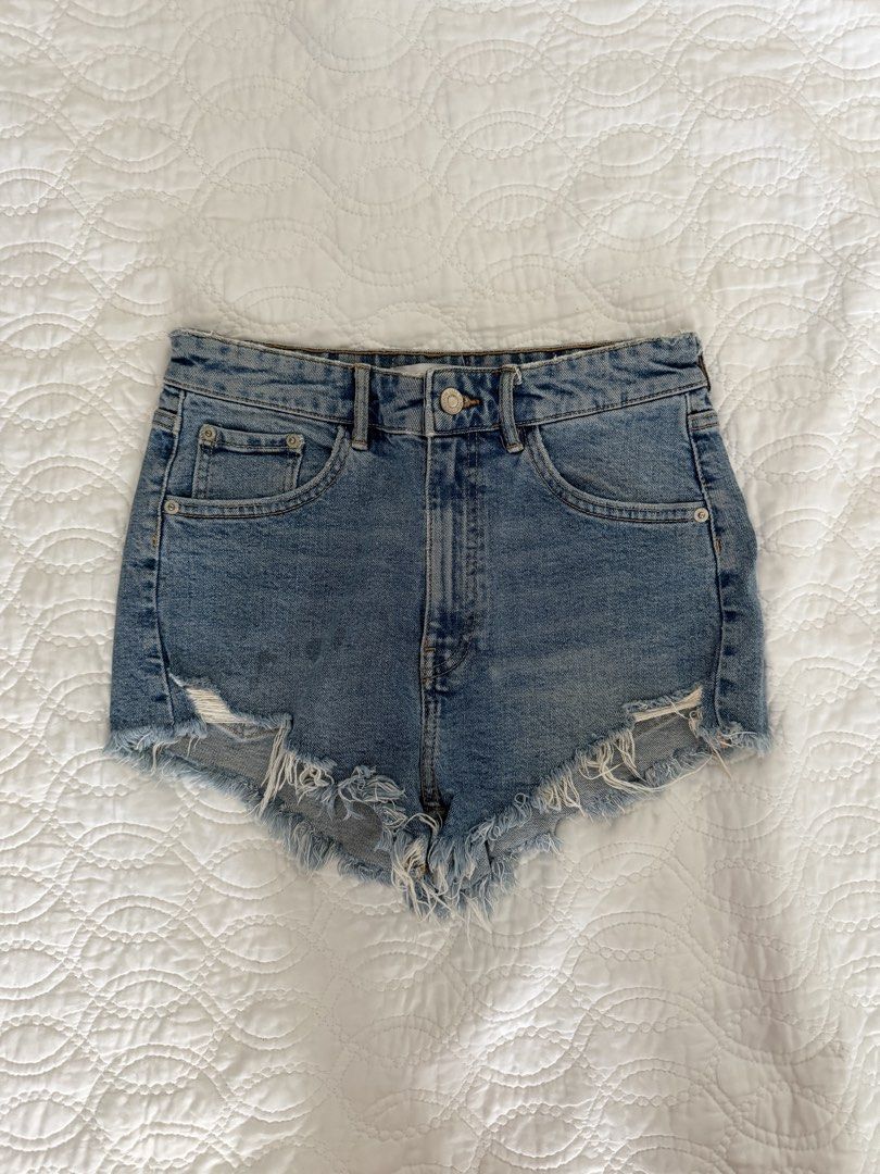 Denim Zara Mini Shorts (Category: Shorts) located in Quezon City. Submitted by kelangot (Listing ID 1467920552, Image 1). Description: Selling this item in great condition! Brand: zara Size: small Condition: worn only twice or thrice Color: denim RFS: decluttering 📦 Shipping: C/O buyer 💸 Payment: GCash, BPI, or GoTyme Feel free to message me for inquiries Strictly no cancellations, returns, or refunds. Happy shopping! ♡.