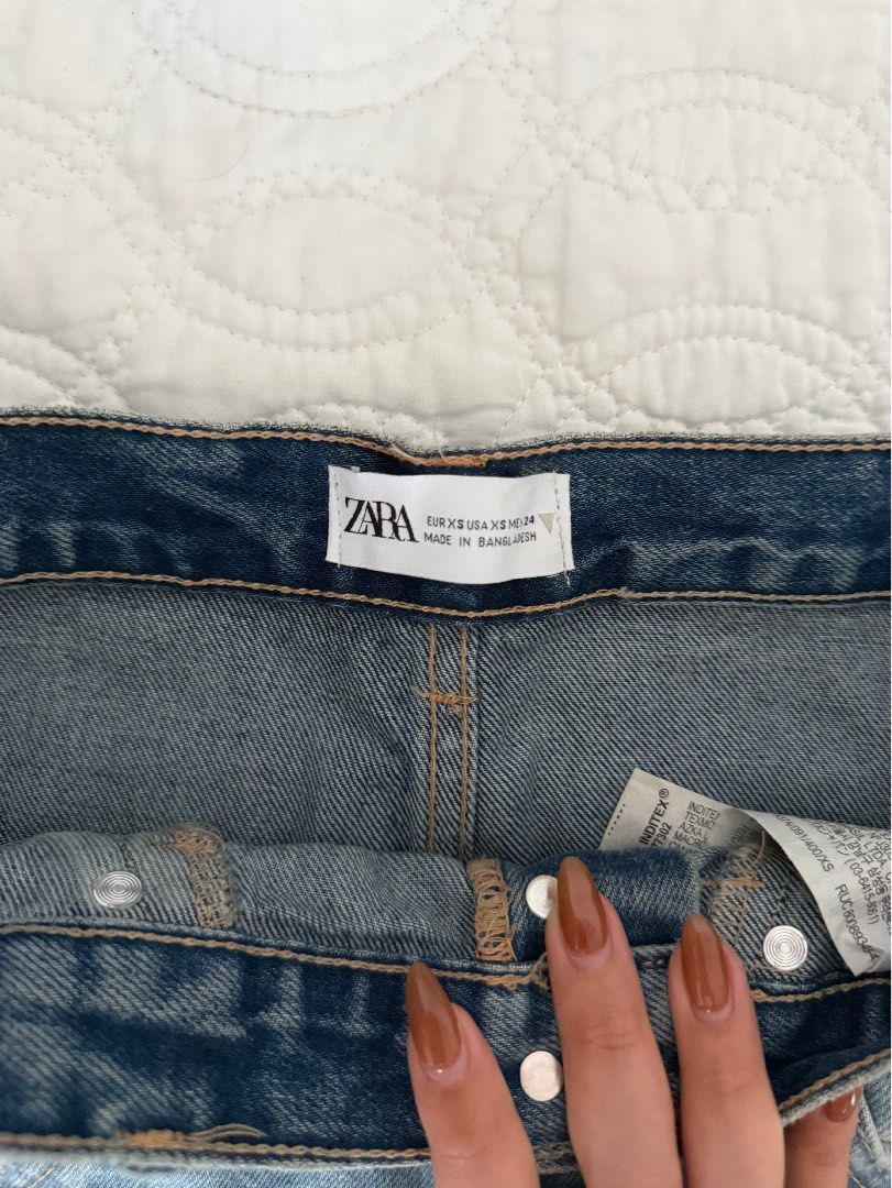 Denim Zara Mini Skirt (Category: Skirts) located in Quezon City. Submitted by kelangot (Listing ID 1467920281, Image 2). Description: Selling this item in great condition! Brand: zara Size: xs Condition: worn only once Color: denim RFS: decluttering 📦 Shipping: C/O buyer 💸 Payment: GCash, BPI, or GoTyme Feel free to message me for inquiries Strictly no cancellations, returns, or refunds. Happy shopping! ♡.