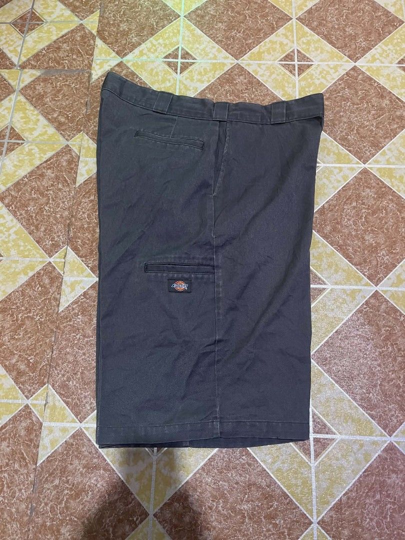 Dickies double patch short (Category: Shorts) located in Gapan. Submitted by skyries20 (Listing ID 1467971260, Image 2). Description: 36 wdithh 27 length 13 hem verygood condition nueva ecija loc.