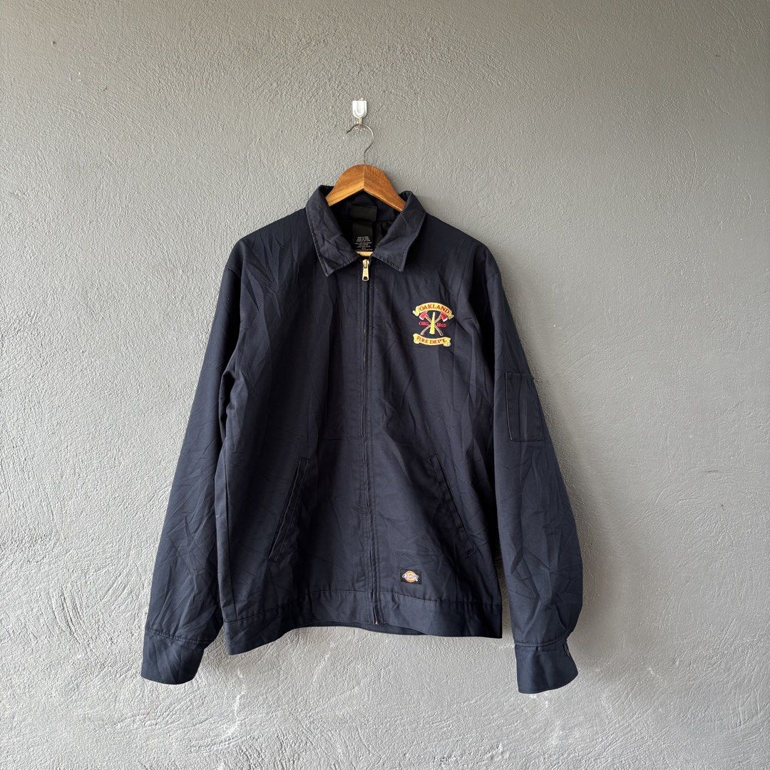 Dickies jacket (Category: Coats, Jackets and Outerwear) located in San Fernando. Submitted by diff.thr1ft (Listing ID 1467864829, Image 1). Description: - Brand: Dickies - Color: Navy Blue - Size: Medium (M) - Design: Oakland Fire Dept embroidered patch on the chest - Features: Full zip closure, collar, side pockets, and durable fabric - Condition: Excellent, pre-loved and ready to wear.