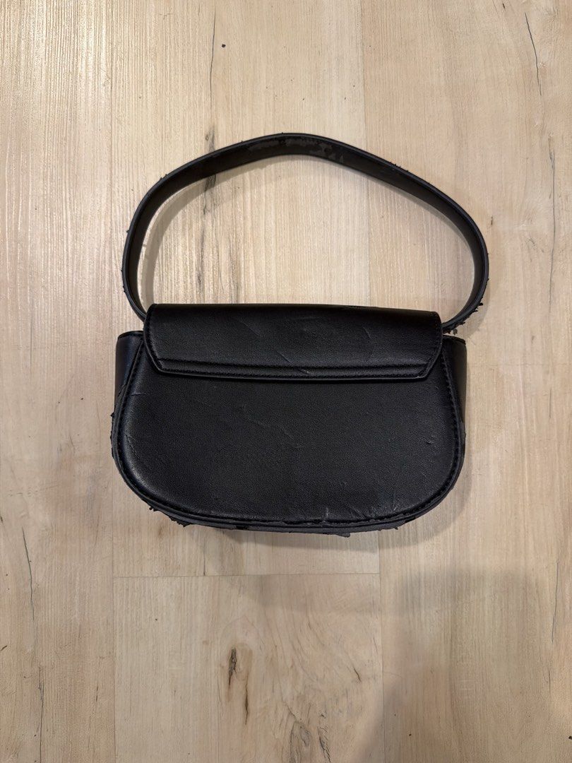 Diesel Oval D Logo Shoulder Bag (Category: Shoulder Bags) located in Manila. Submitted by _____car0usell (Listing ID 1467985508, Image 3). Description: still functions really well see pics for noticeable flaking and signs of usage.