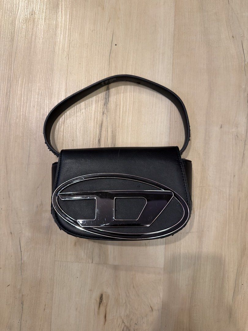 Diesel Oval D Logo Shoulder Bag (Category: Shoulder Bags) located in Manila. Submitted by _____car0usell (Listing ID 1467985508, Image 2). Description: still functions really well see pics for noticeable flaking and signs of usage.