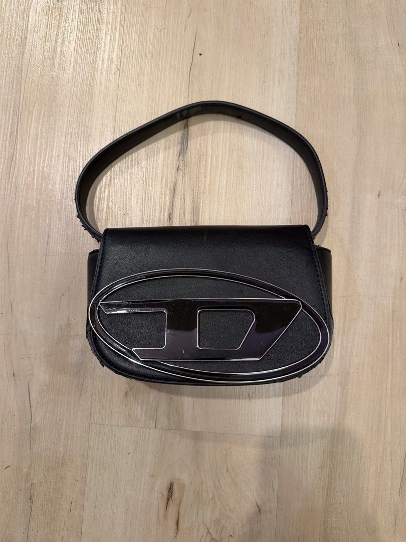 Diesel Oval D Logo Shoulder Bag (Category: Shoulder Bags) located in Manila. Submitted by _____car0usell (Listing ID 1467985508, Image 1). Description: still functions really well see pics for noticeable flaking and signs of usage.