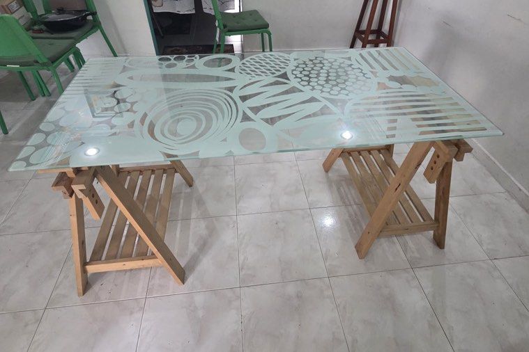 Dining Table (Category: Tables & Sets) located in Singapore. Submitted by quickshark-dd86 (Listing ID 1467929106, Image 1). Description: .