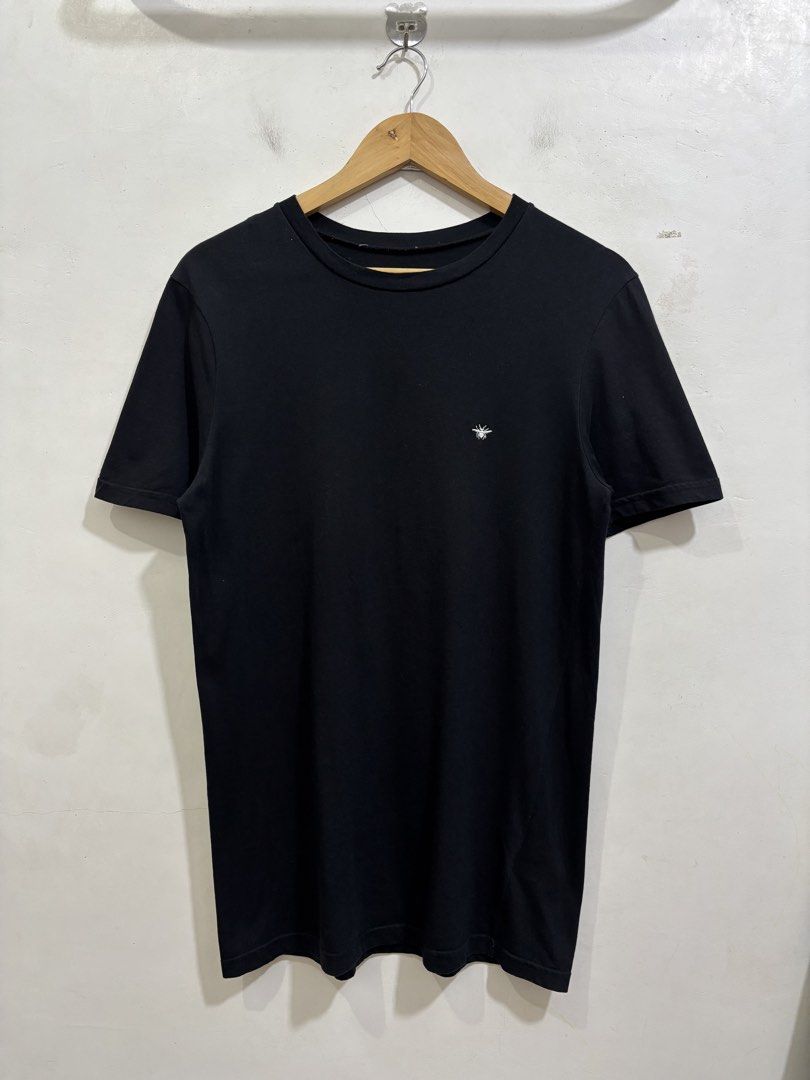 Dior bee embroidered (Category: Luxury Apparel) located in Taytay. Submitted by leanmark103093 (Listing ID 1467952945, Image 2). Description: Dl0R 0rig Bee Embroidered Tee XS on tag W19.5 L28 Missing Main tag Good as new No issue 📩📩📩📩.