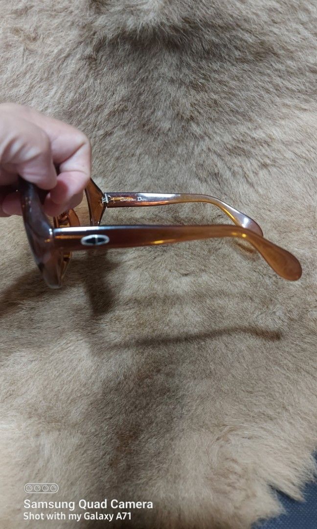 Dior oversized eyewear (Category: Sunglasses & Eyewear) located in Quezon City. Submitted by threetwotwo2ndaccount (Listing ID 1467923701, Image 3). Description: Dior oversized eyewear no inclusion bawal sa maselan bawal sa barta.