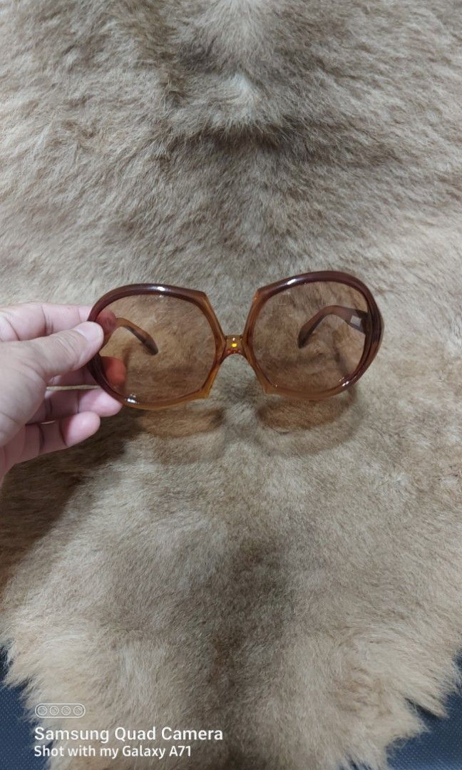 Dior oversized eyewear (Category: Sunglasses & Eyewear) located in Quezon City. Submitted by threetwotwo2ndaccount (Listing ID 1467923701, Image 2). Description: Dior oversized eyewear no inclusion bawal sa maselan bawal sa barta.