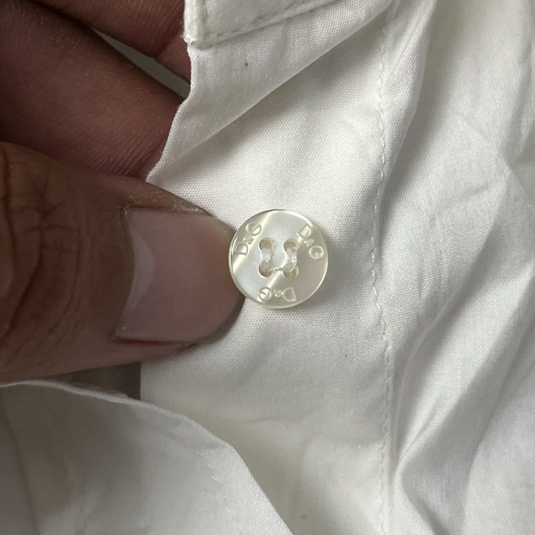 DOLCE & GABBANA WHITE BOTTON DOWN (Category: Longsleeves) located in Manila. Submitted by royaldripmanila (Listing ID 1467957518, Image 3). Description: No issue W17 L26.