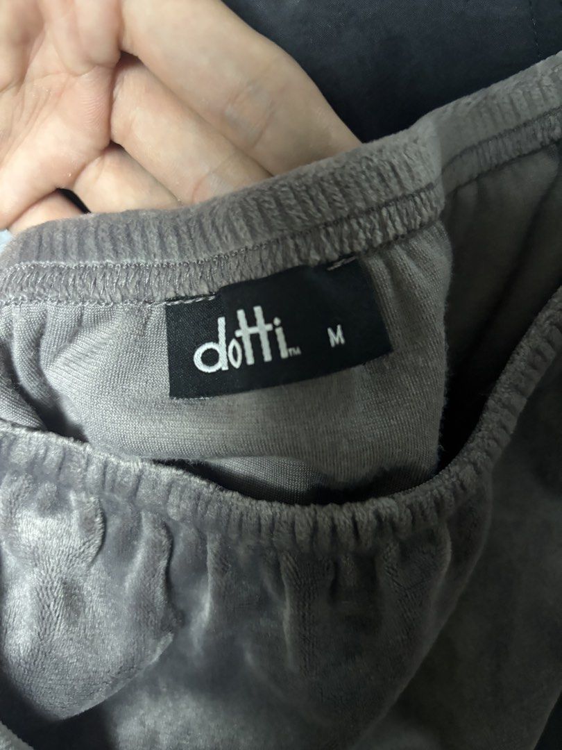 DOTTI sleeveless crop (Category: Sleeveless) located in Pila. Submitted by isabelasthriftclothes (Listing ID 1467970887, Image 2). Description: .