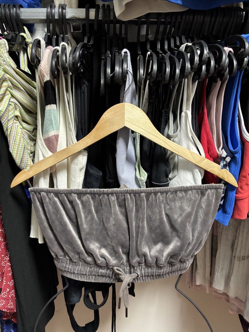 DOTTI sleeveless crop (Category: Sleeveless) located in Pila. Submitted by isabelasthriftclothes (Listing ID 1467970887, Image 1). Description: .