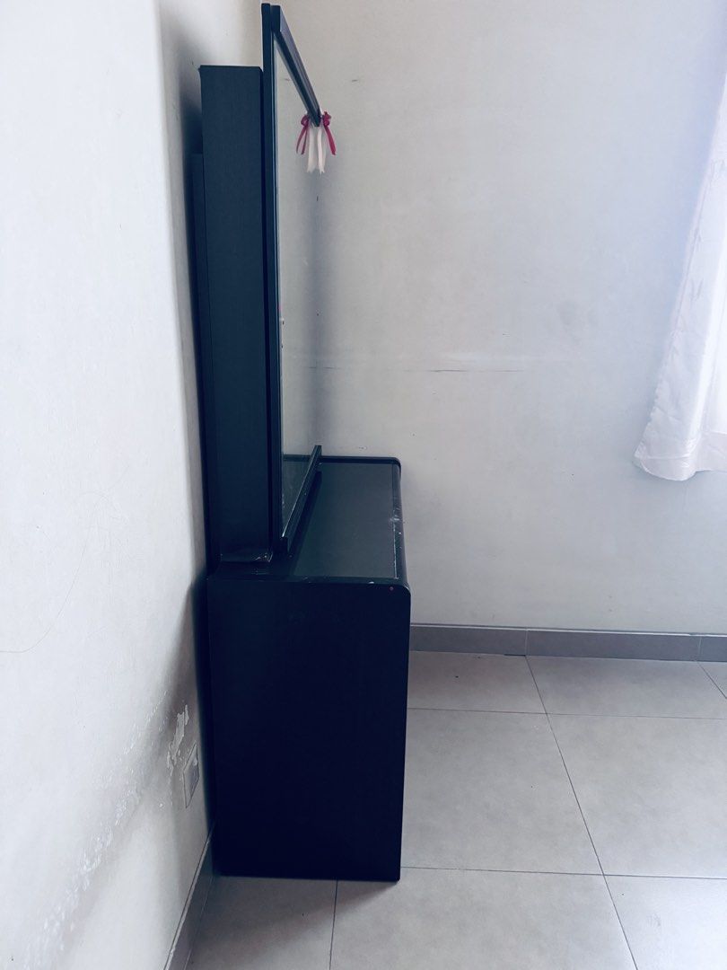 Dressing table (Category: Tables & Sets) located in Dengkil. Submitted by shan2282 (Listing ID 1467891177, Image 2). Description: Dressing table with large mirror 6-drawer unit (2 small + 4 large drawers), glossy top. Defects: Normal wear n tear. Normal used condition. Self-collect..
