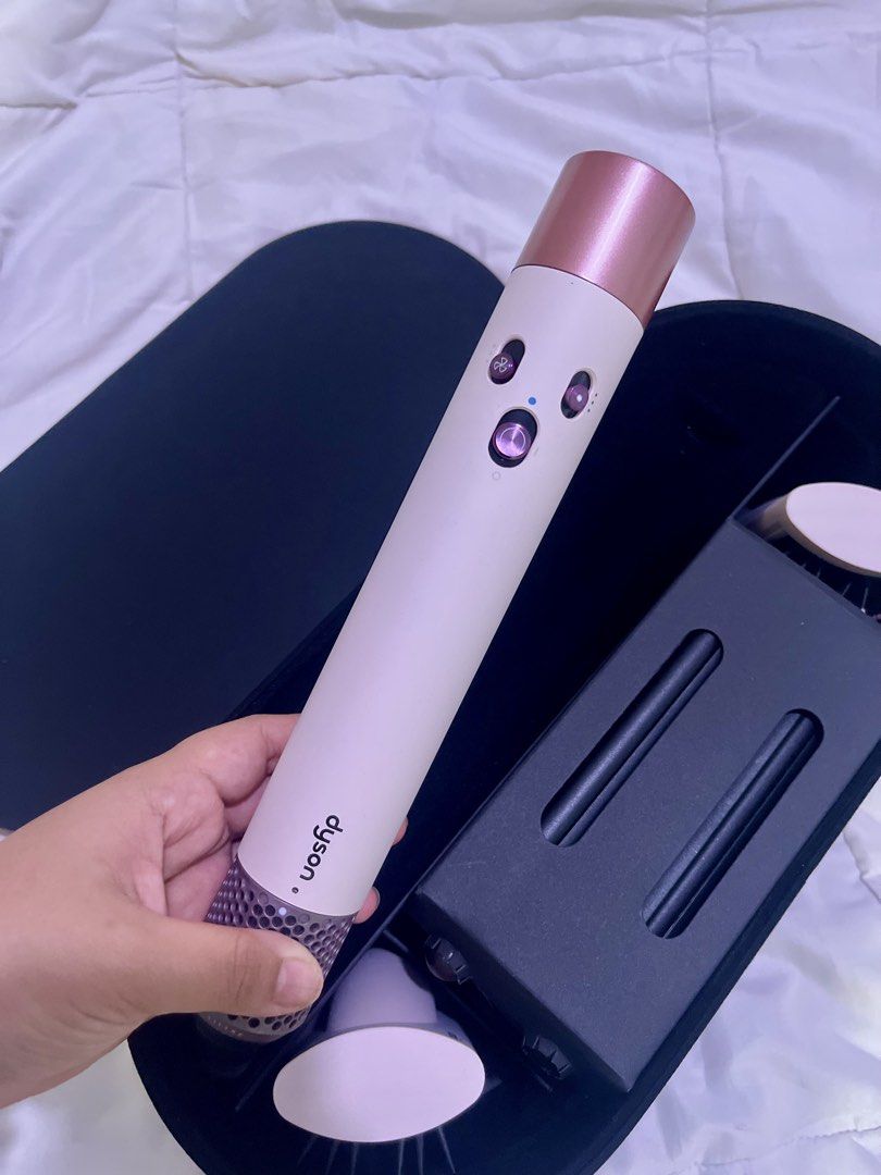 Dyson airwrap complete long (Category: Hair) located in Manila. Submitted by marjeleyn (Listing ID 1467885500, Image 3). Description: ✨ DYSON AIRWRAP COMPLETE LONG ✨ Your dream hair tool is here 🤍 Create salon-quality curls, waves, smooth styles, and volume at home with Dyson Airwrap’s Coanda technology — style without extreme heat ✨ 📌 Details: ✔️ Dyson Airwrap Complete Long ✔️ Long barrels — perfect for longer hair lengths ✔️ 220V (compatible 