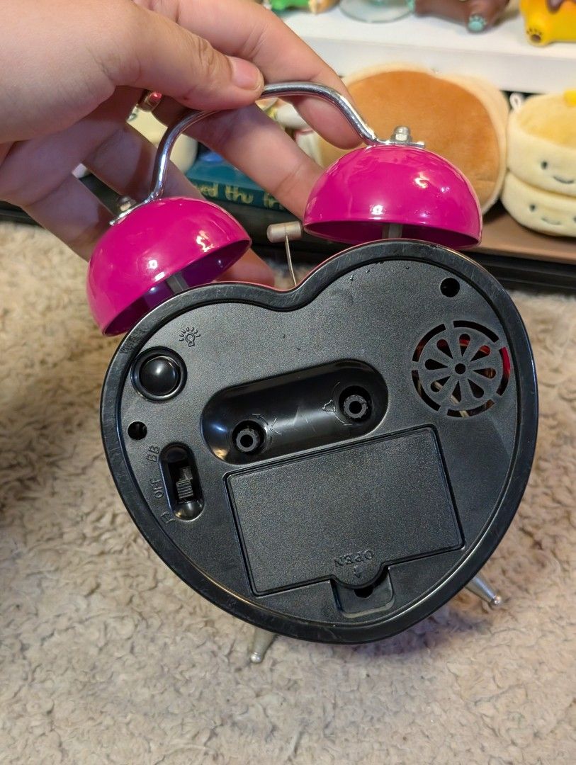 Earth Magic Heart Clock (Category: Clocks) located in San Pedro. Submitted by eurisilvers (Listing ID 1467980791, Image 2). Description: Working clock but the alarm isnt. — shipping is via J&T Express — mop: gcash, maya, bank transfer — location: san pedro city, laguna.
