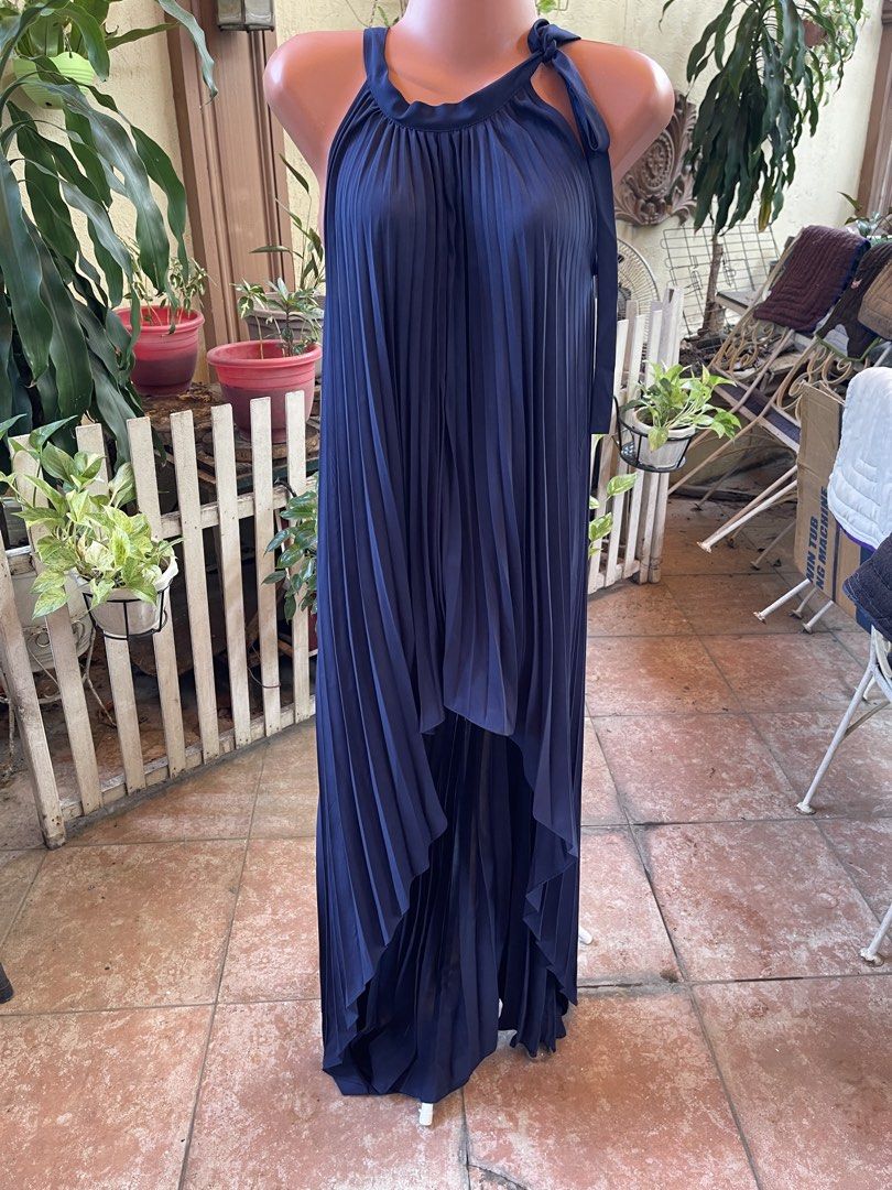 Electric pleated halter dress (Category: Dresses) located in Mandaluyong City. Submitted by coolmeybab (Listing ID 1467966917, Image 1). Description: Rajo Laurel unused (with tag) long dress Halter neckline Electric pleated .