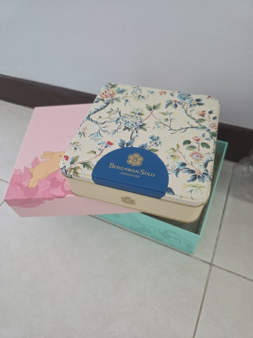 Empty containers (Category: Everything Else) located in Singapore. Submitted by cleverwind.4dc5c9 (Listing ID 1467870655, Image 3). Description: Empty tins and containers from CNY and mid-autumn festival. Washed and cleaned..